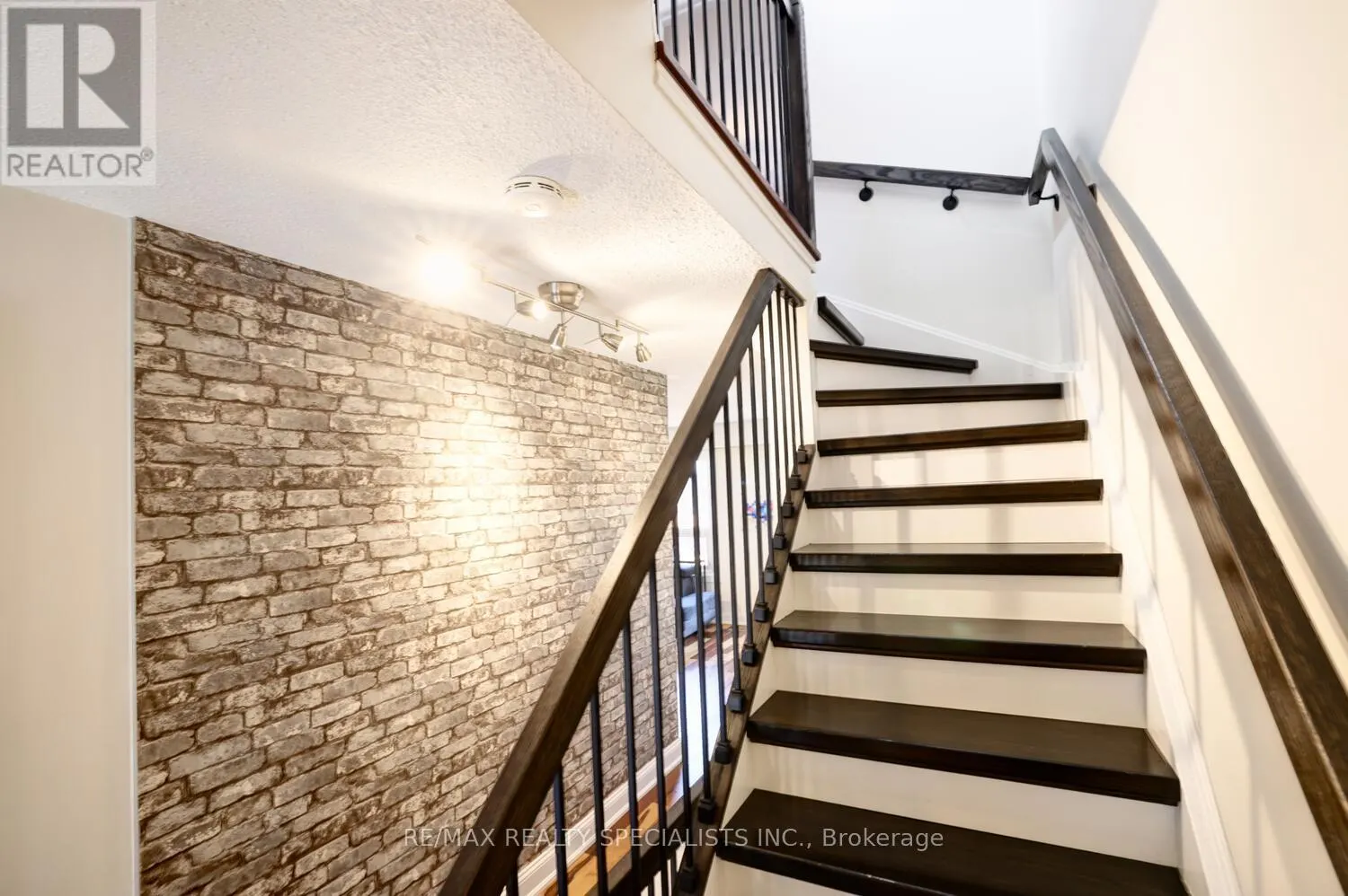25 - 2445 HOMELANDS DRIVE