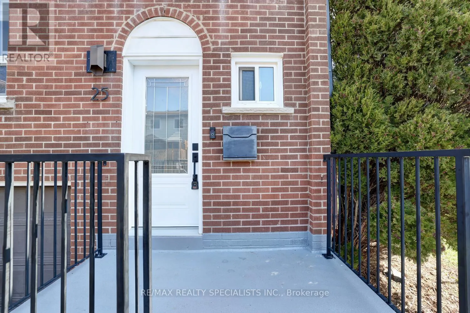 25 - 2445 HOMELANDS DRIVE