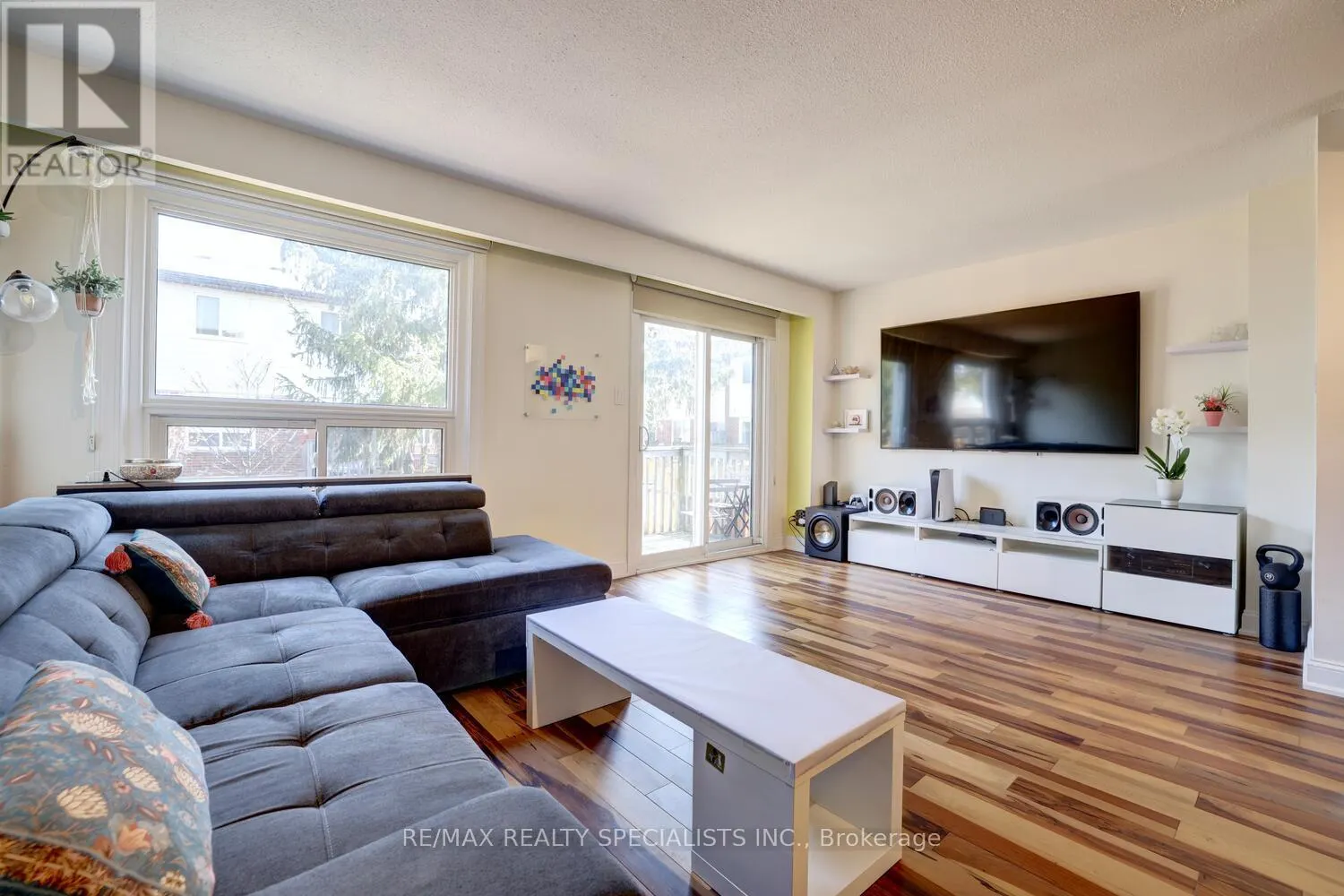 25 - 2445 HOMELANDS DRIVE