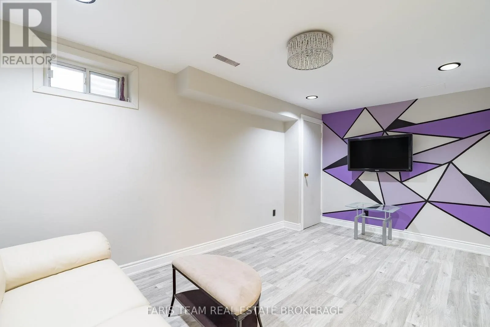 18 - 2075 ASTA DRIVE