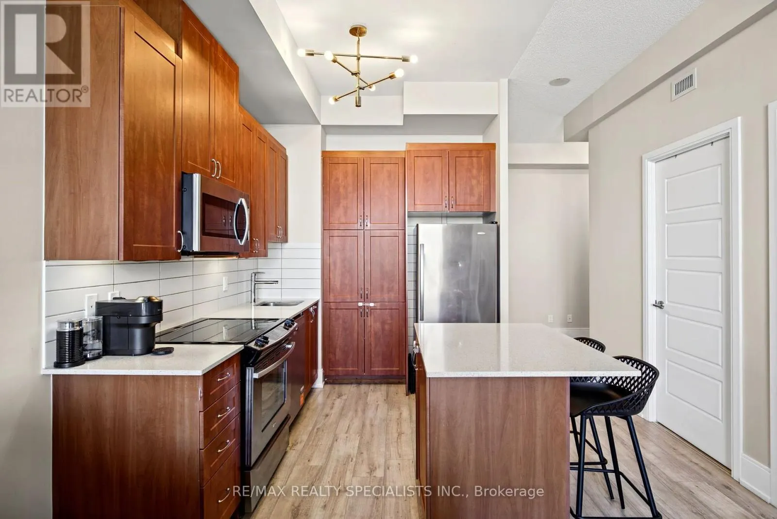 1106 - 15 VIKING LANE