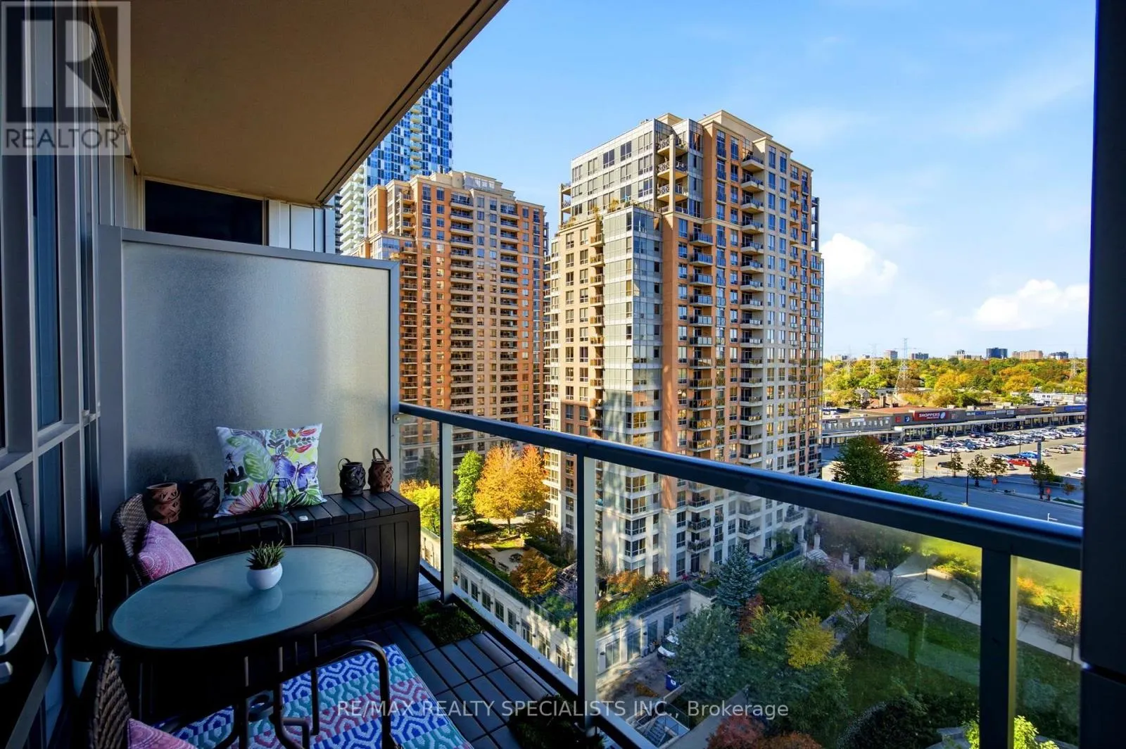 1106 - 15 VIKING LANE