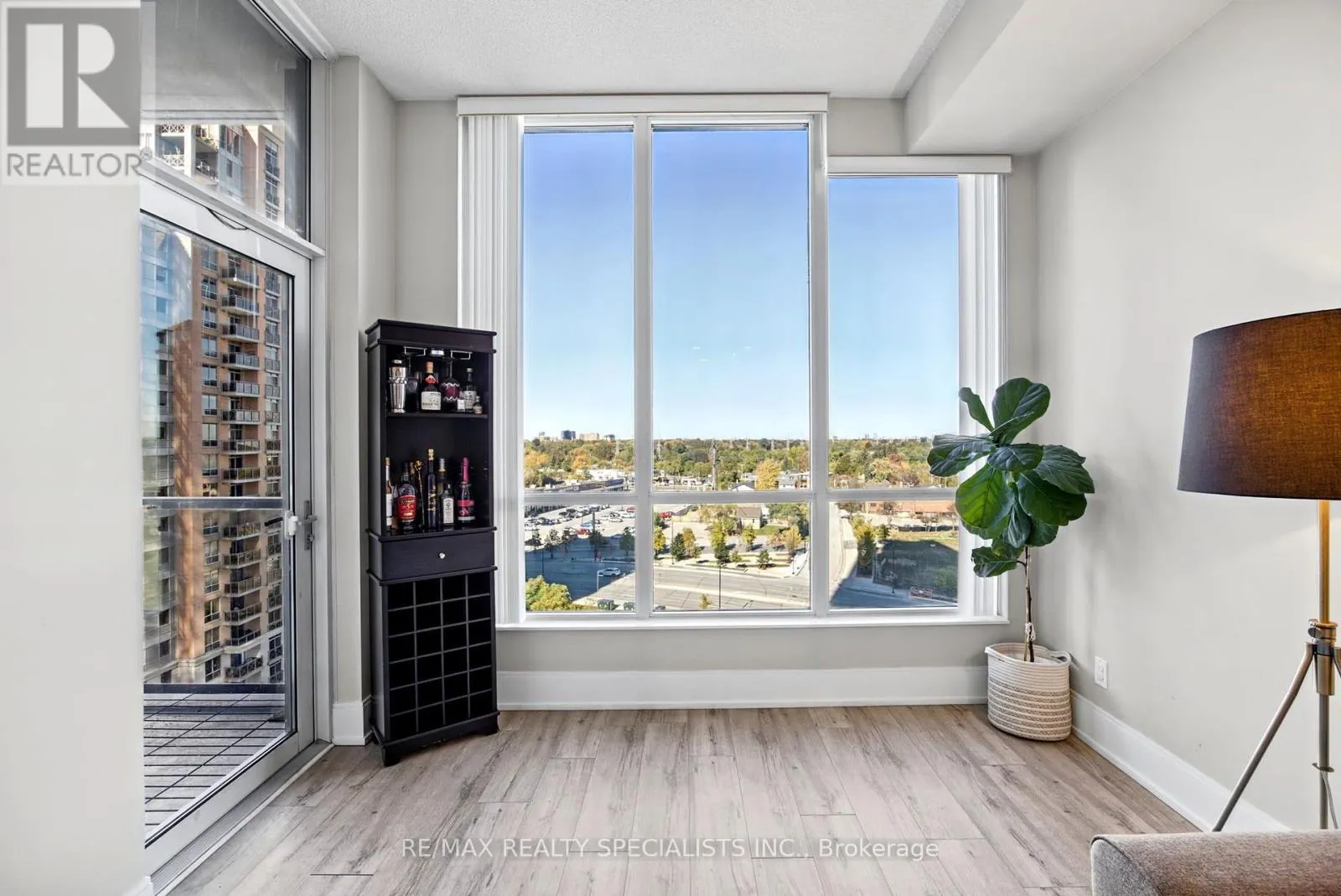 1106 - 15 VIKING LANE