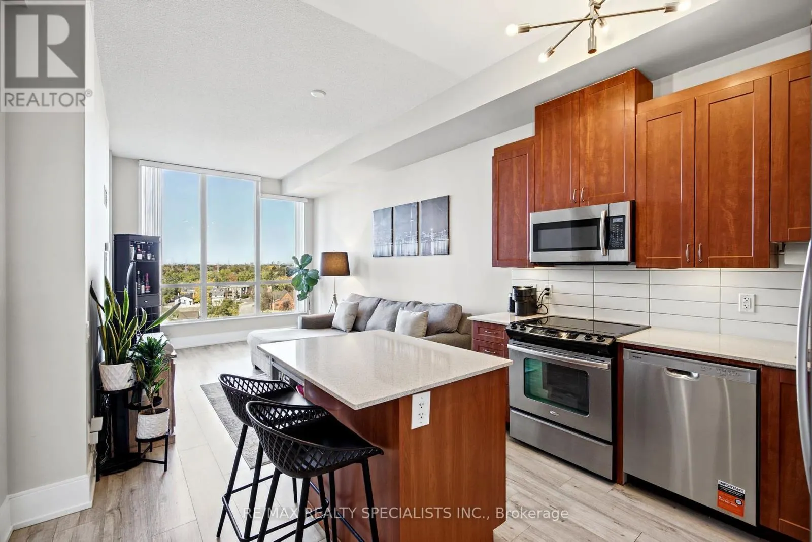 1106 - 15 VIKING LANE
