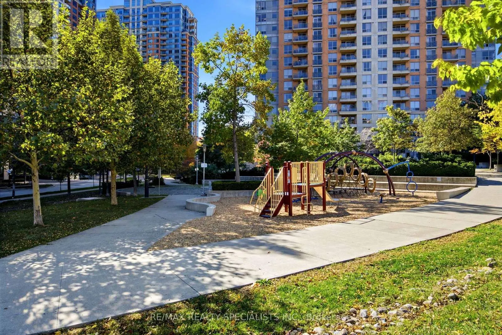 1106 - 15 VIKING LANE