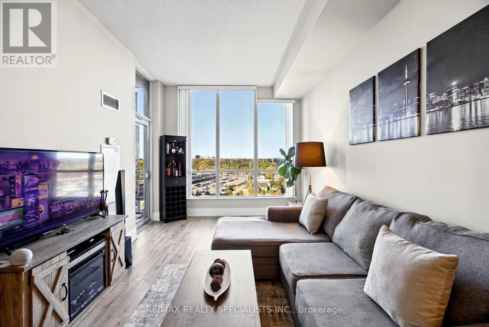 1106 - 15 VIKING LANE