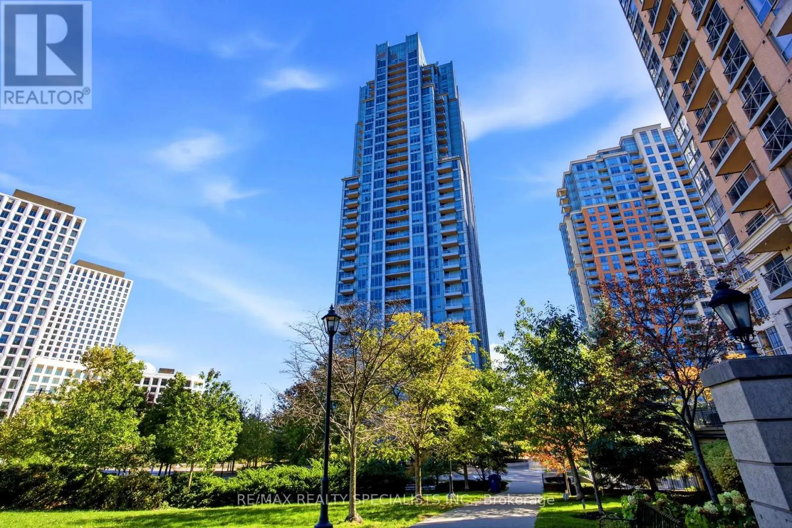 1106 - 15 VIKING LANE
