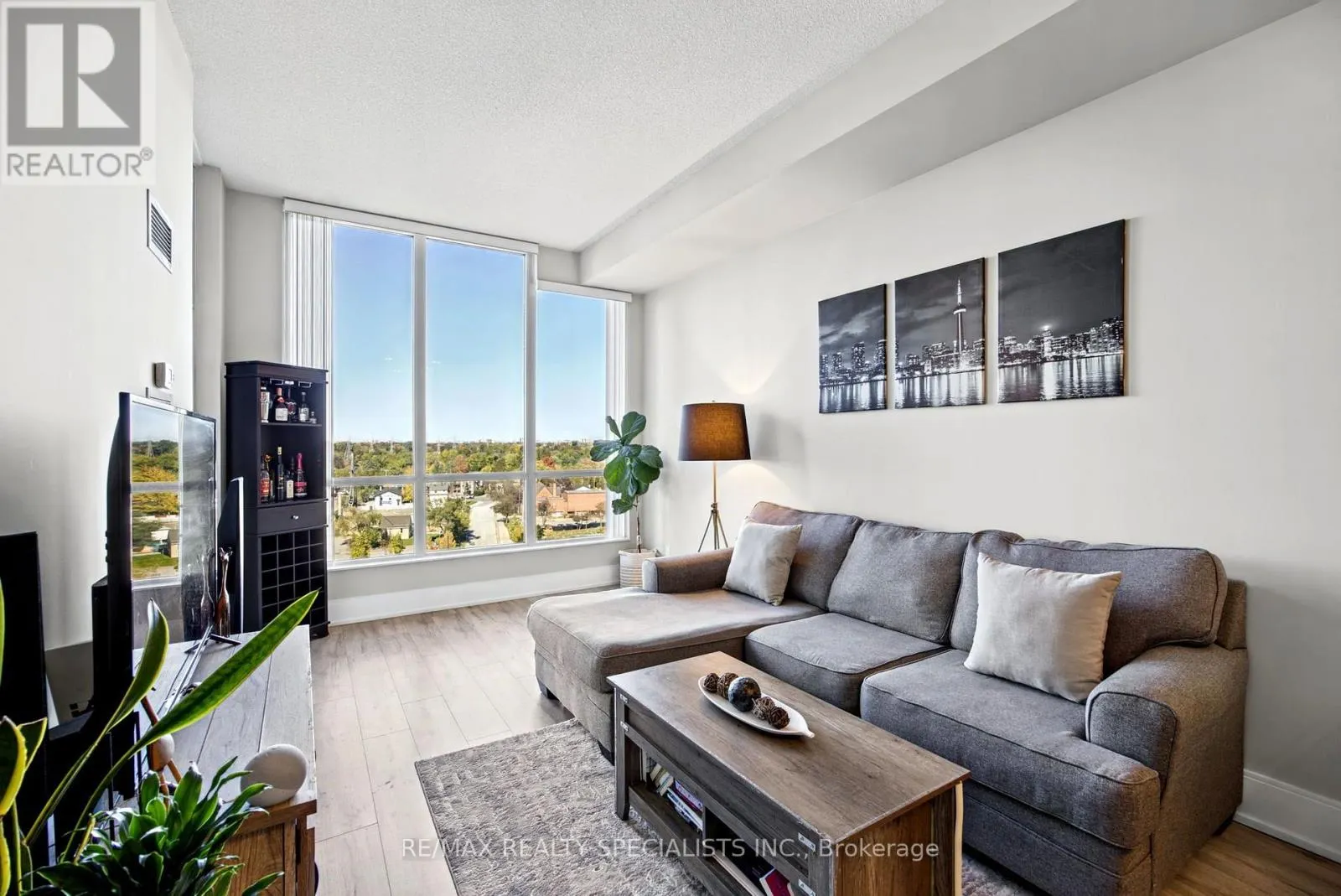 1106 - 15 VIKING LANE