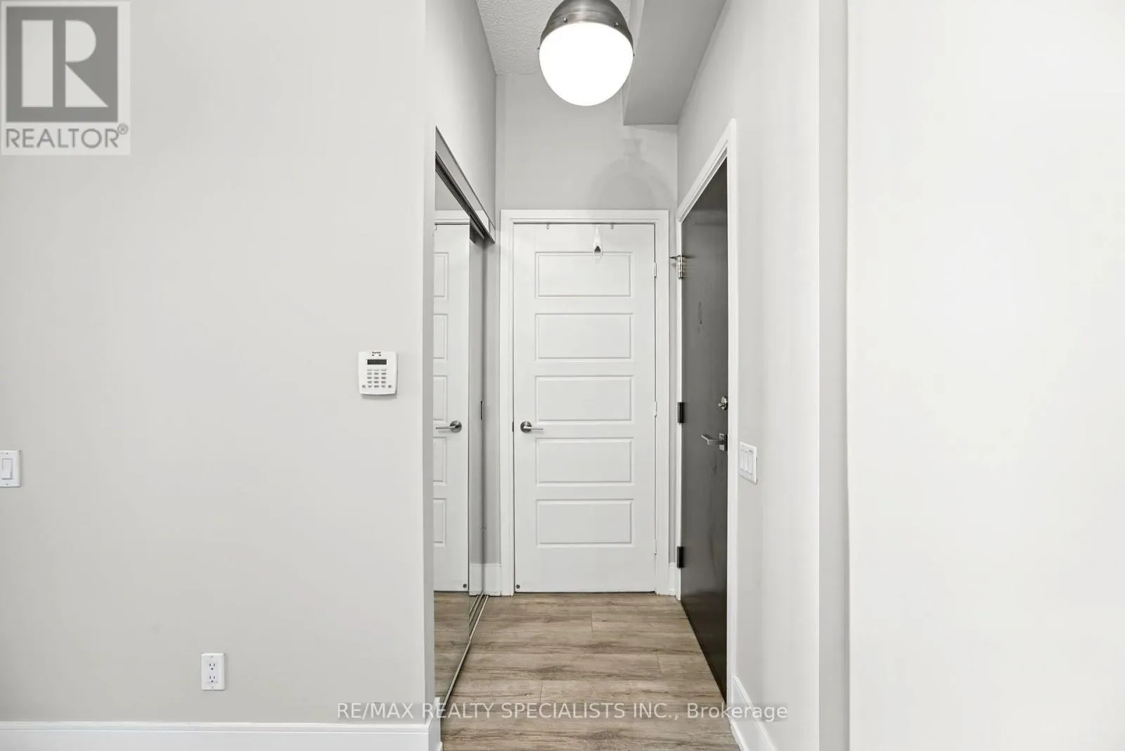 1106 - 15 VIKING LANE