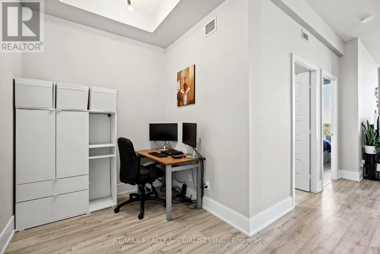 1106 - 15 VIKING LANE