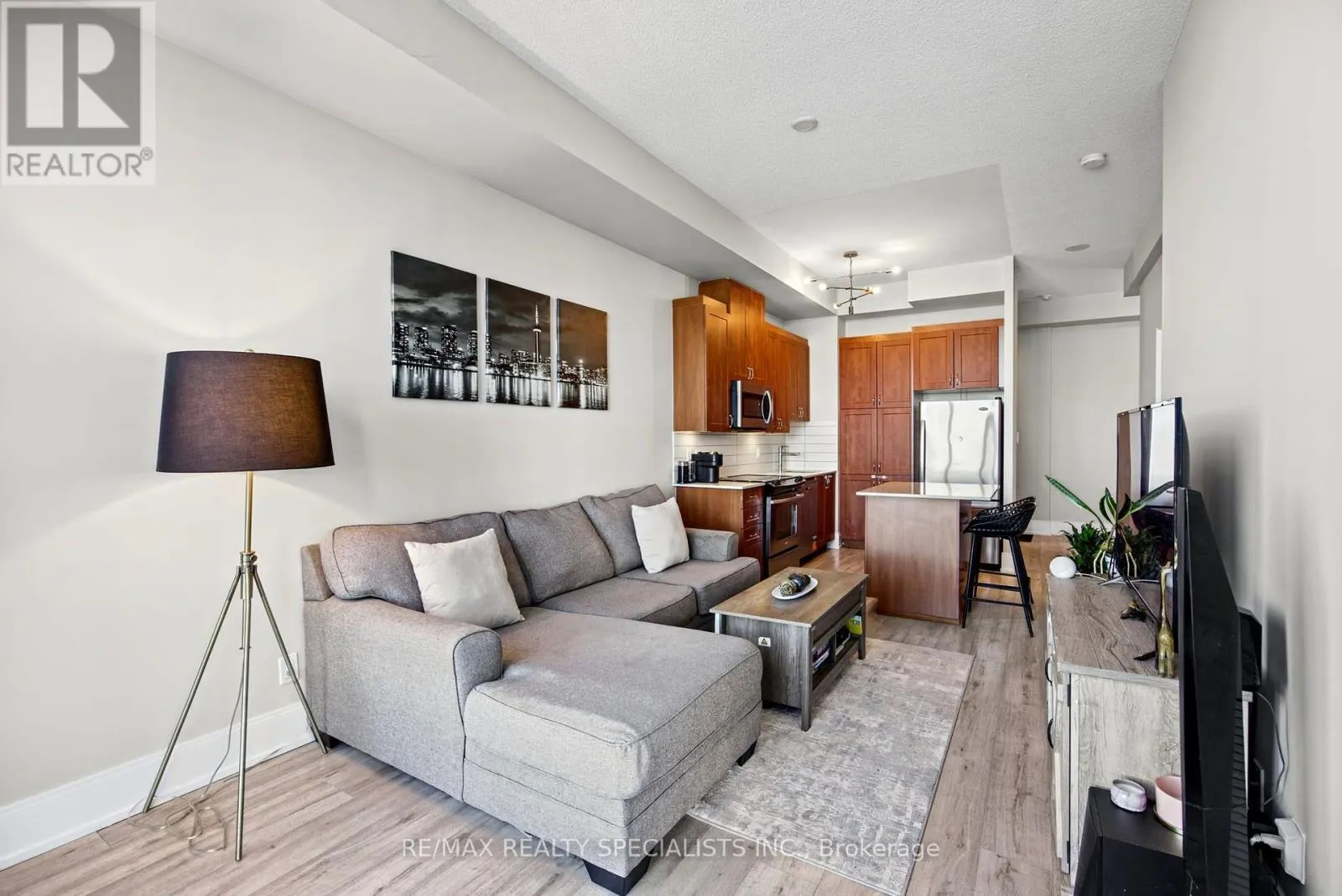 1106 - 15 VIKING LANE