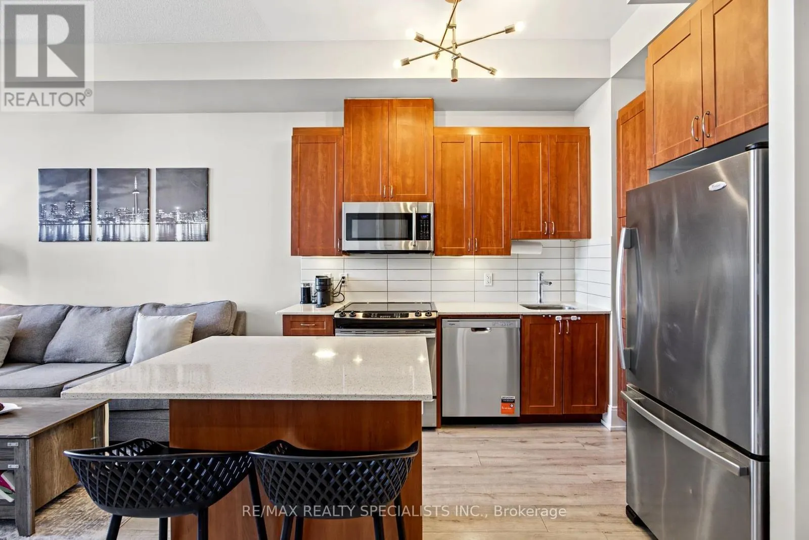 1106 - 15 VIKING LANE