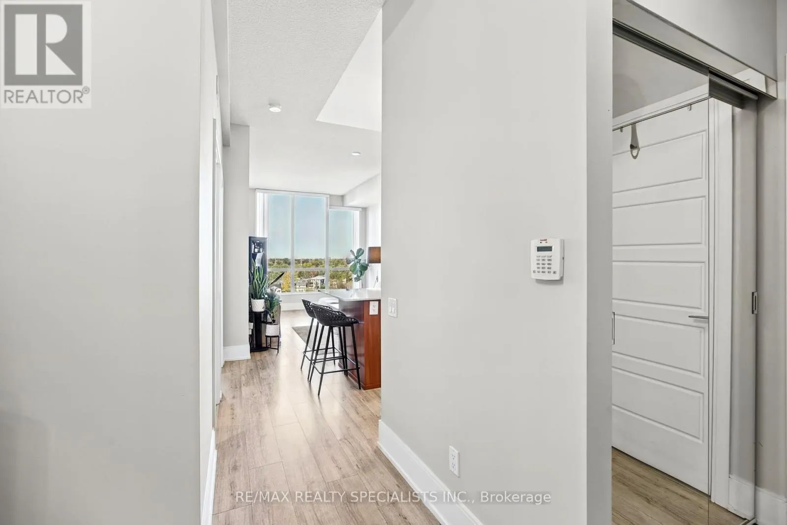 1106 - 15 VIKING LANE