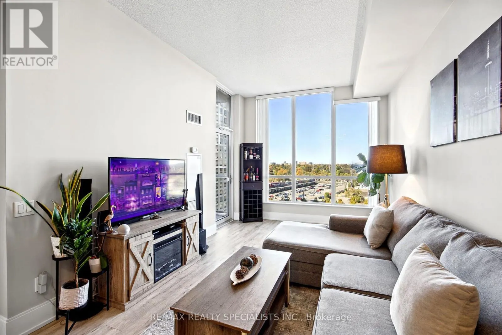 1106 - 15 VIKING LANE