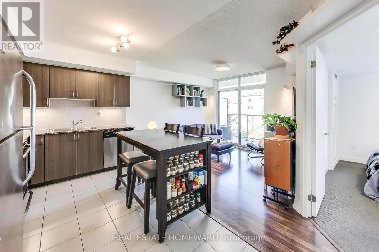 406 - 816 LANSDOWNE AVENUE