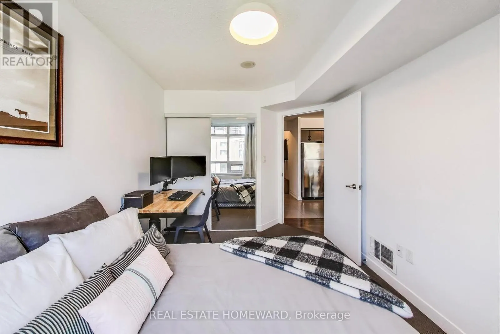 406 - 816 LANSDOWNE AVENUE