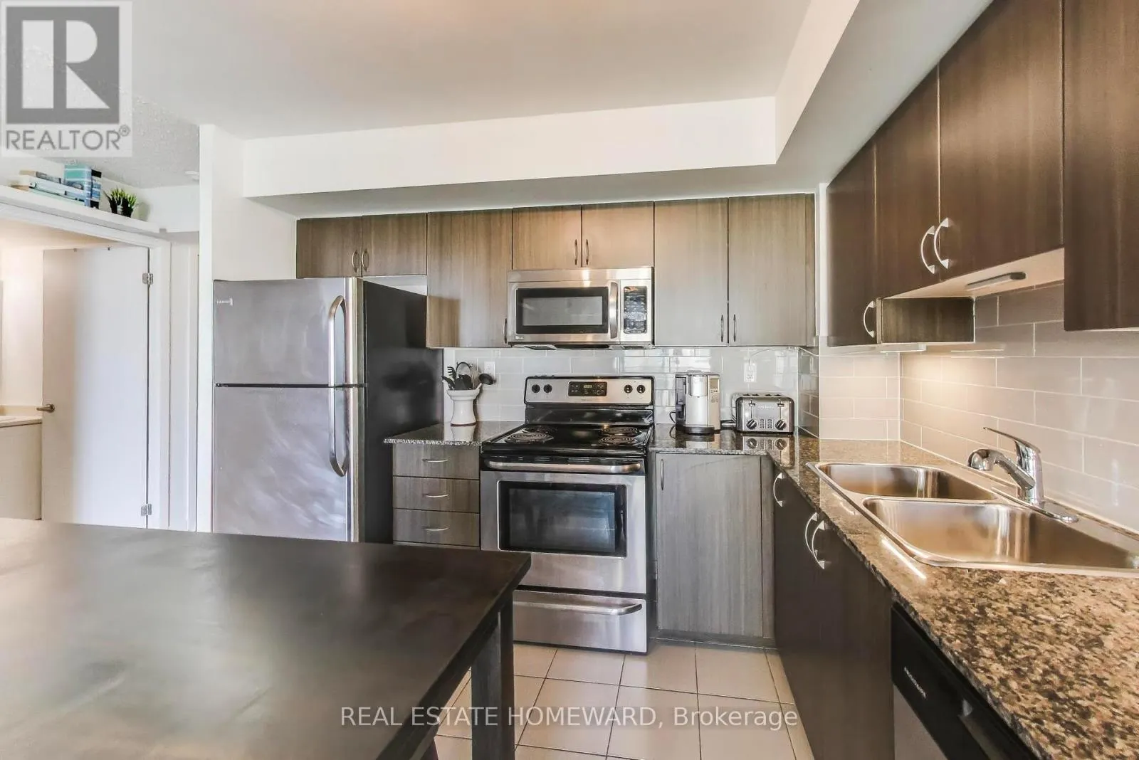 406 - 816 LANSDOWNE AVENUE