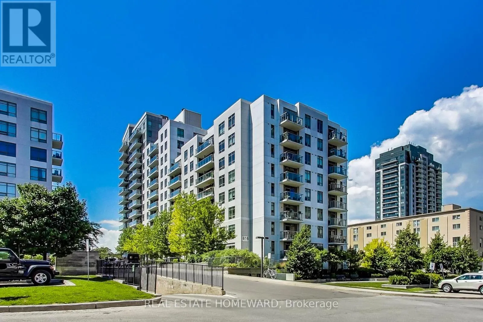 406 - 816 LANSDOWNE AVENUE