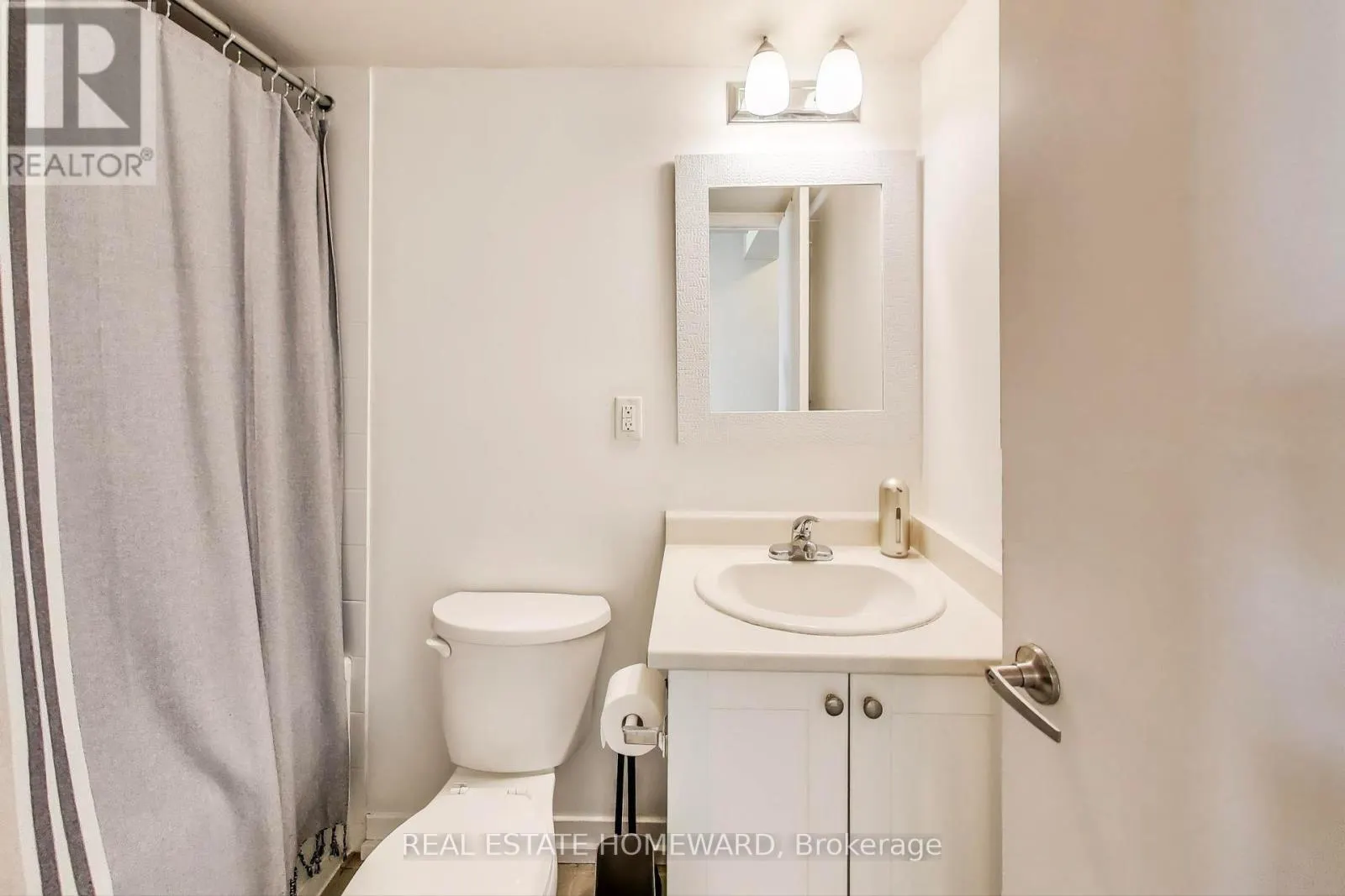 406 - 816 LANSDOWNE AVENUE