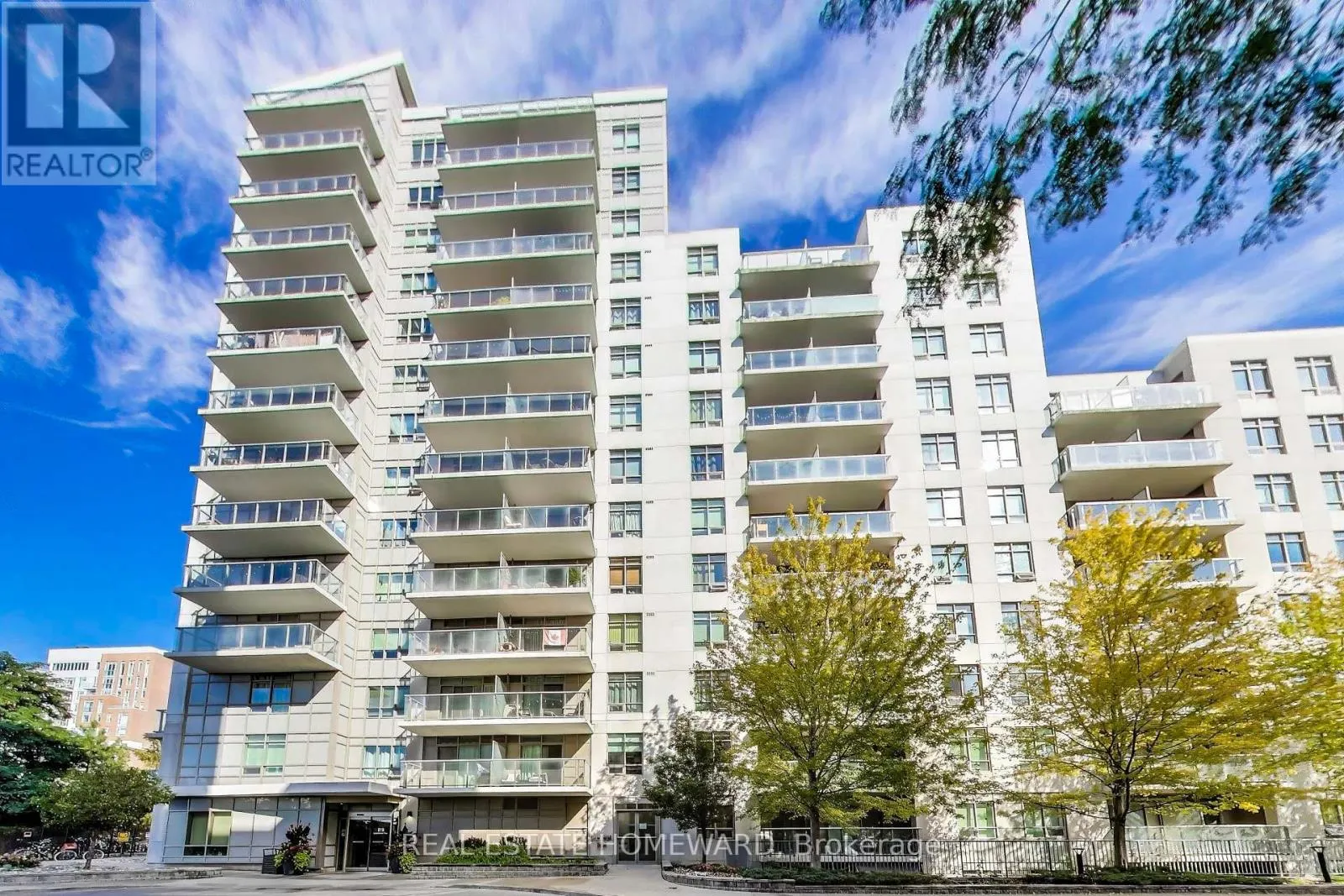 406 - 816 LANSDOWNE AVENUE
