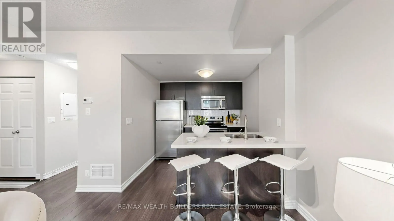 115 - 40 CARNATION AVENUE