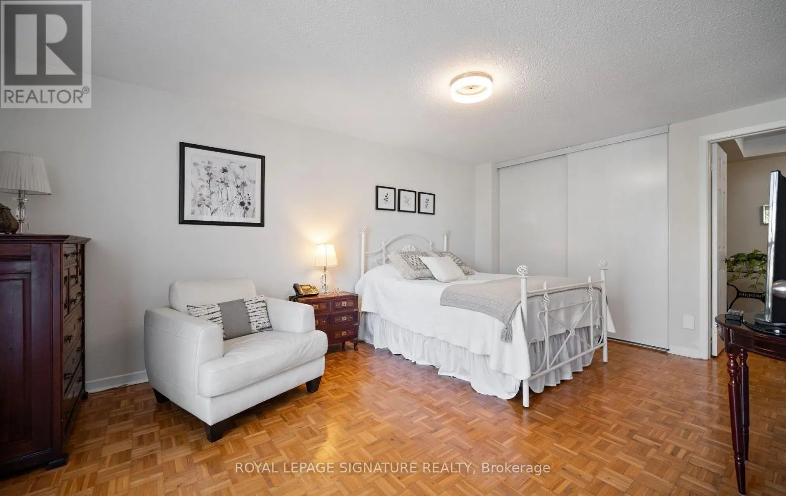 3160 DUNDAS STREET