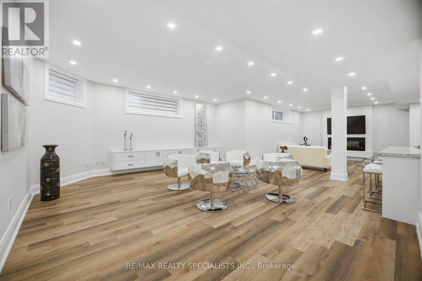 2107 LAKESHORE ROAD W