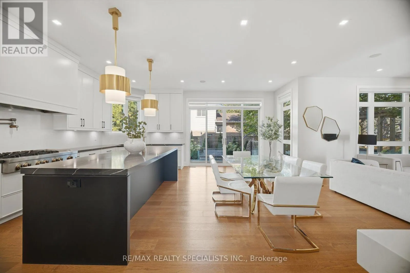 2107 LAKESHORE ROAD W
