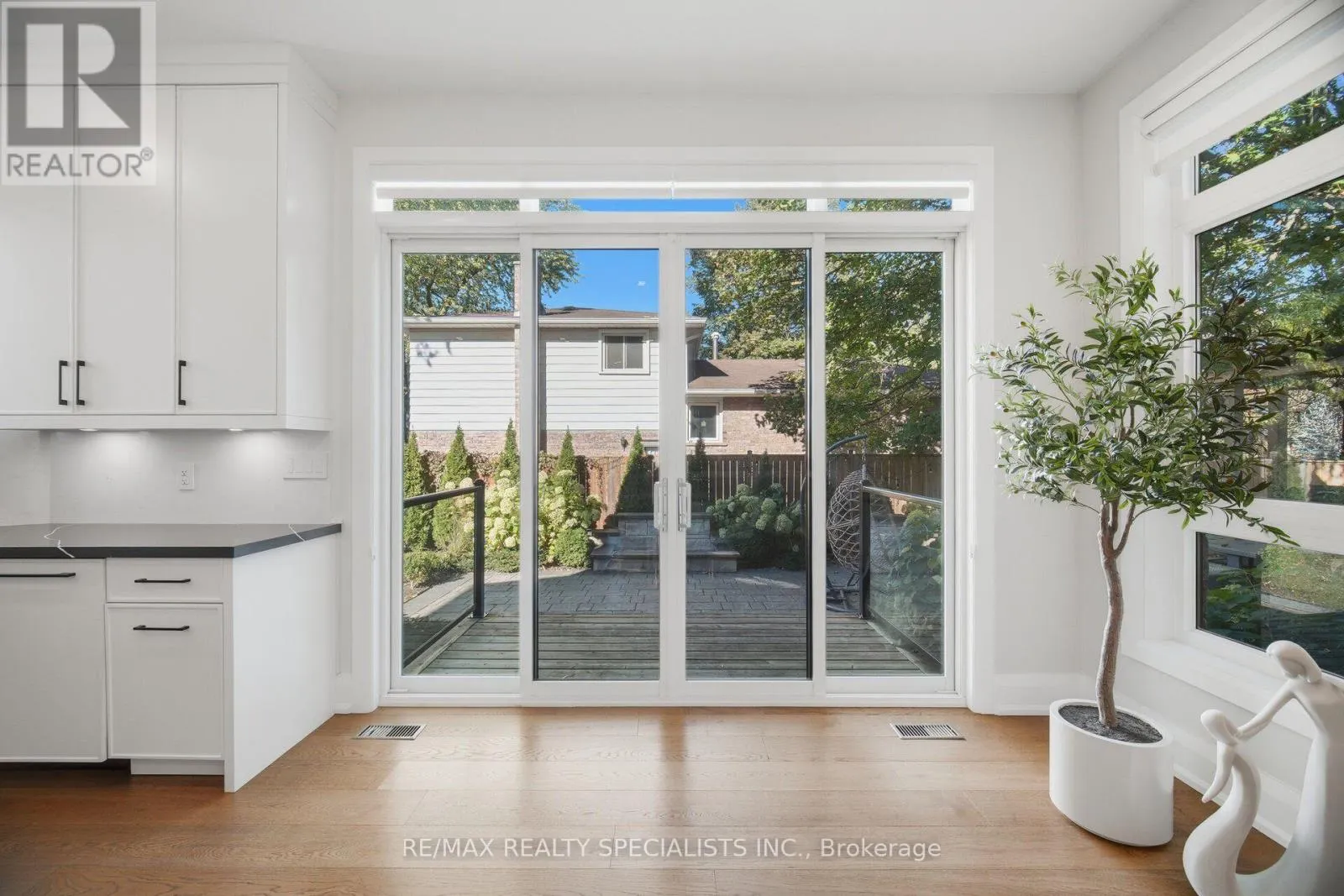 2107 LAKESHORE ROAD W