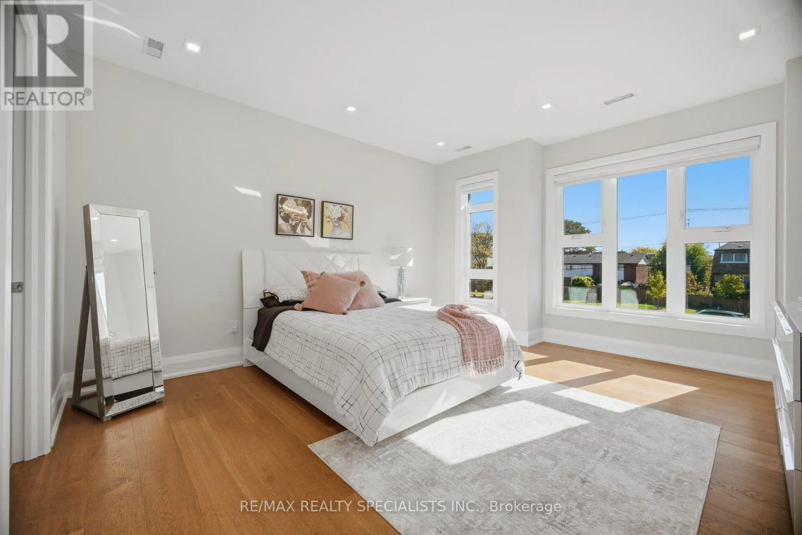 2107 LAKESHORE ROAD W