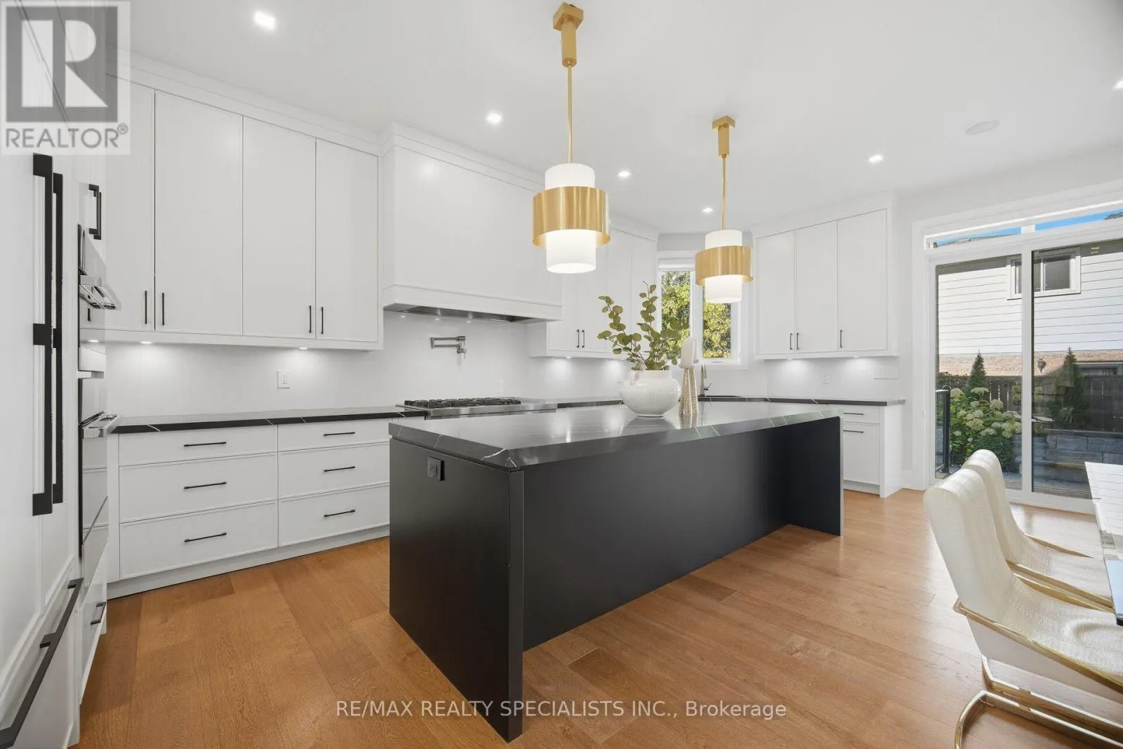 2107 LAKESHORE ROAD W