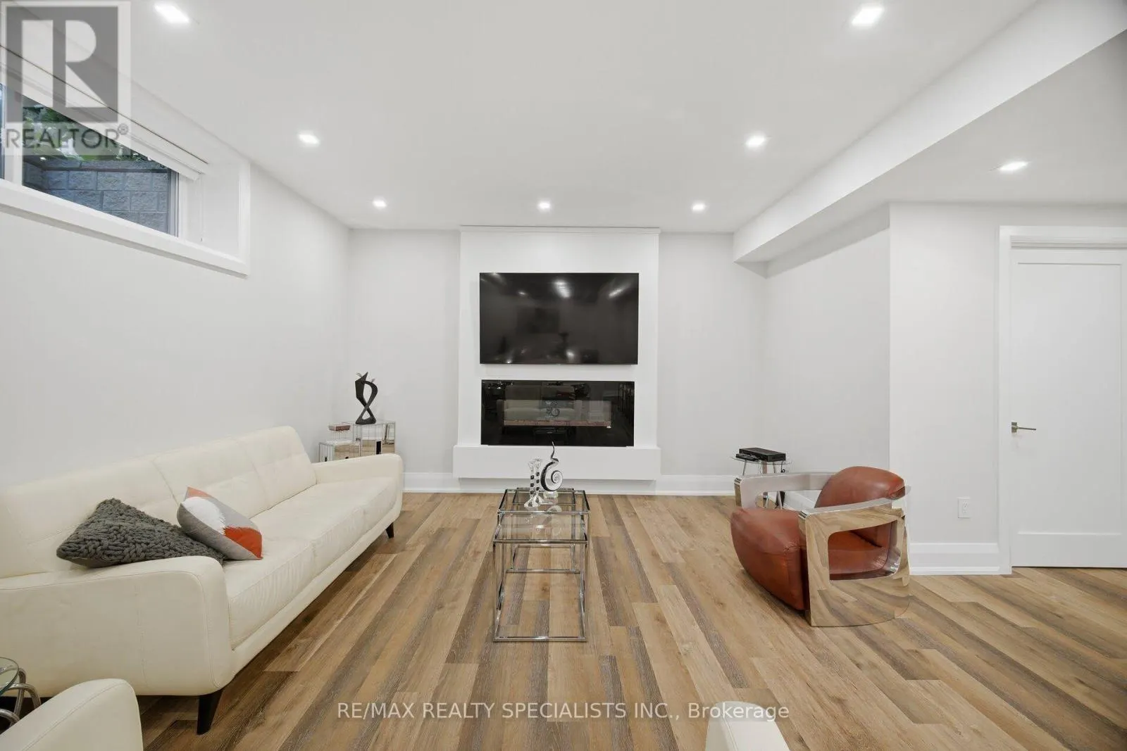 2107 LAKESHORE ROAD W