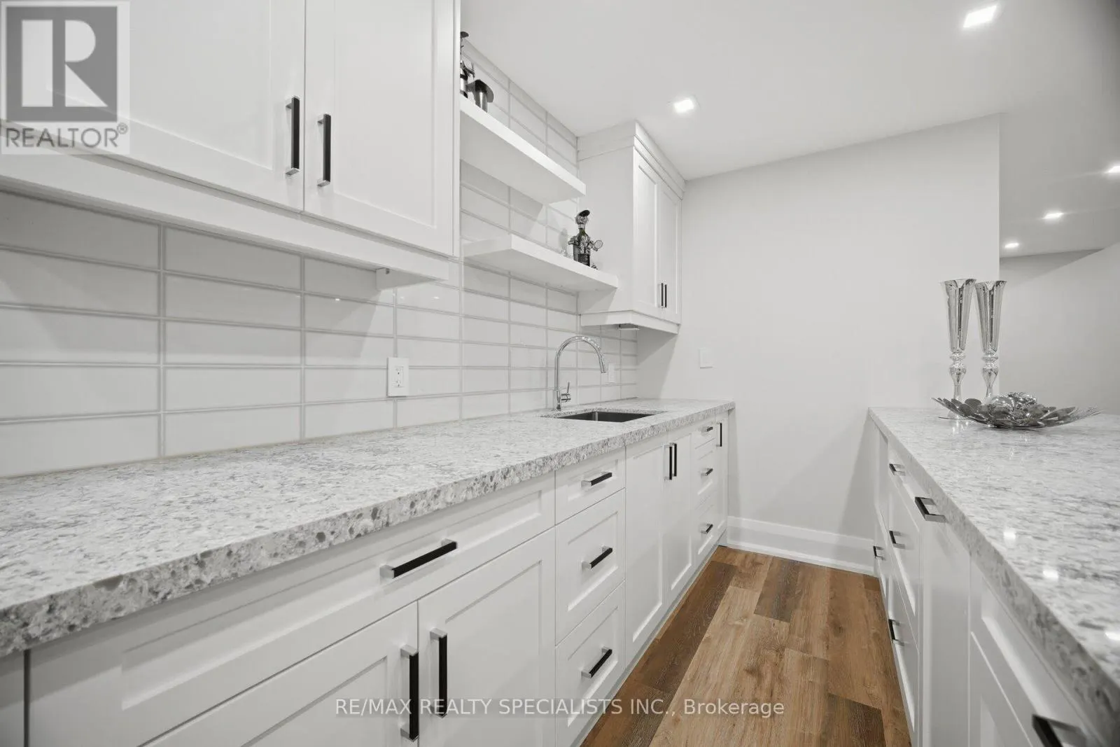 2107 LAKESHORE ROAD W
