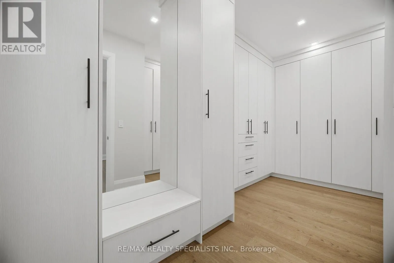 2107 LAKESHORE ROAD W