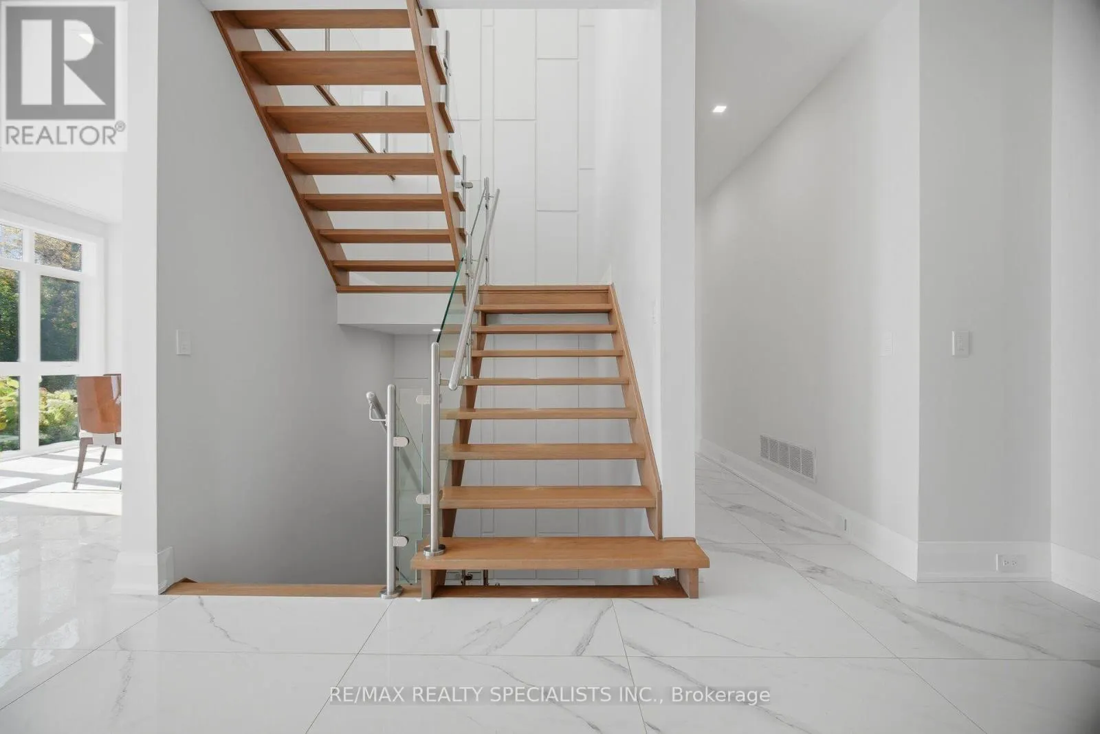2107 LAKESHORE ROAD W