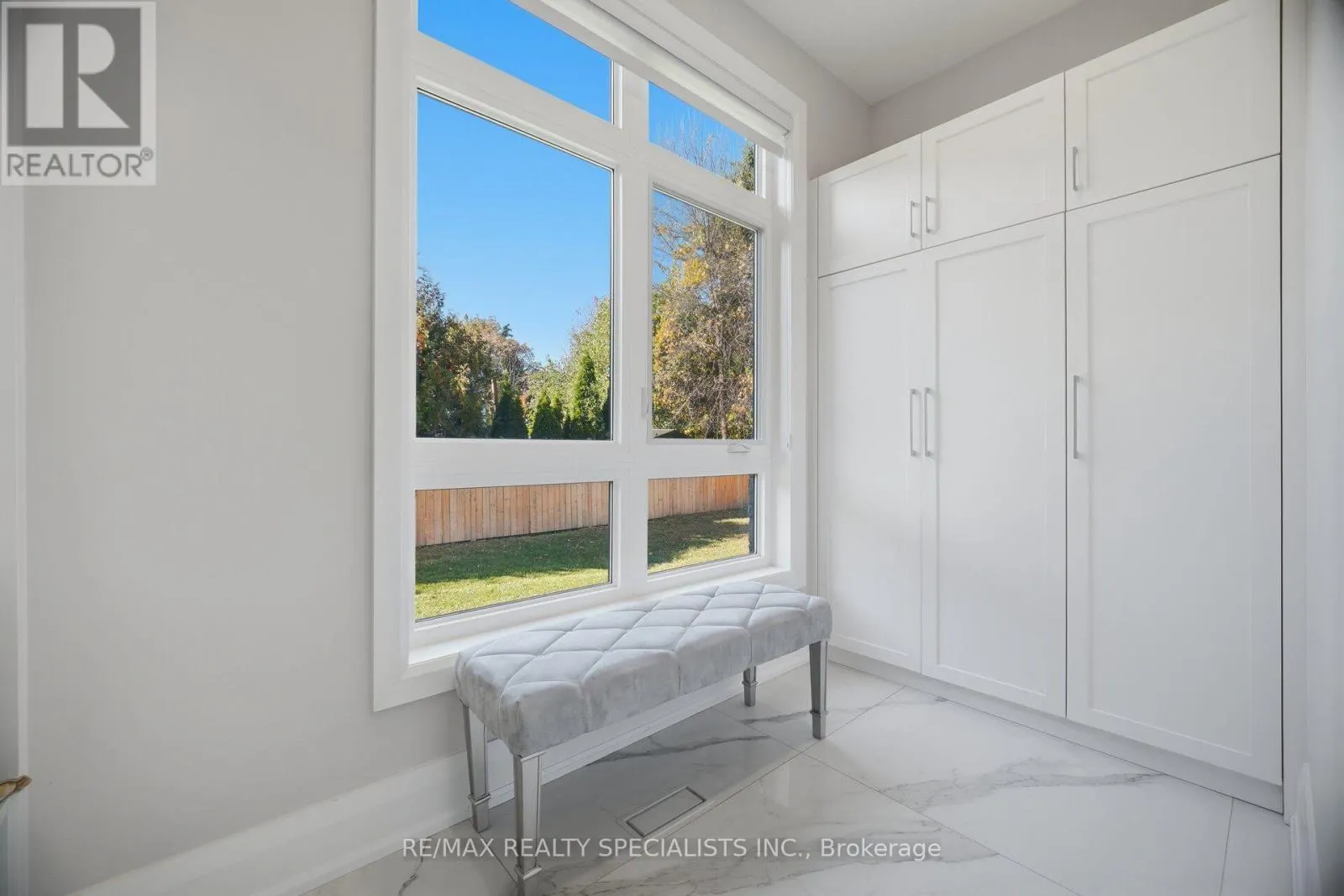 2107 LAKESHORE ROAD W