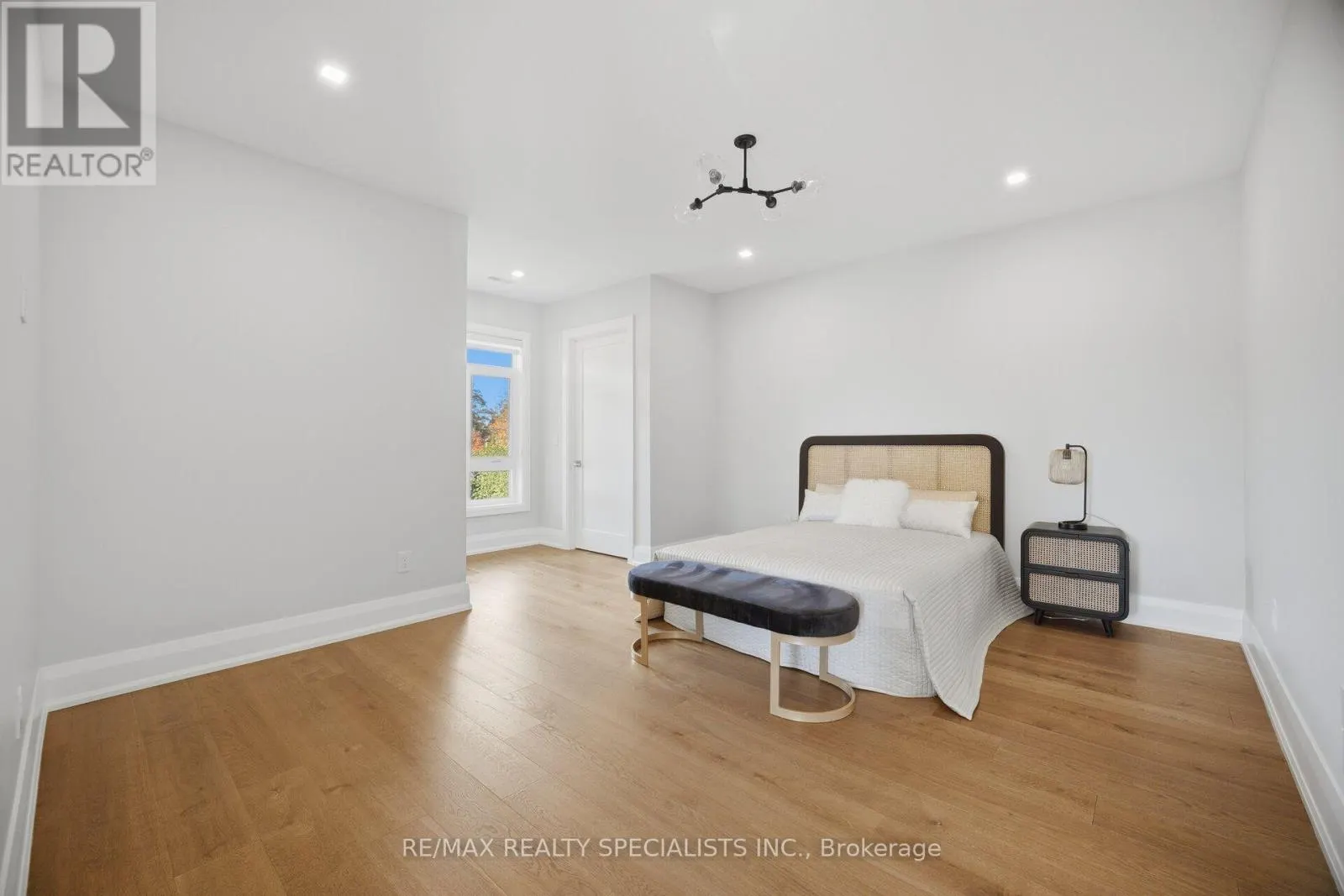 2107 LAKESHORE ROAD W