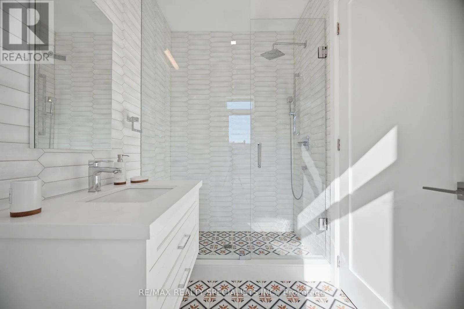 2107 LAKESHORE ROAD W