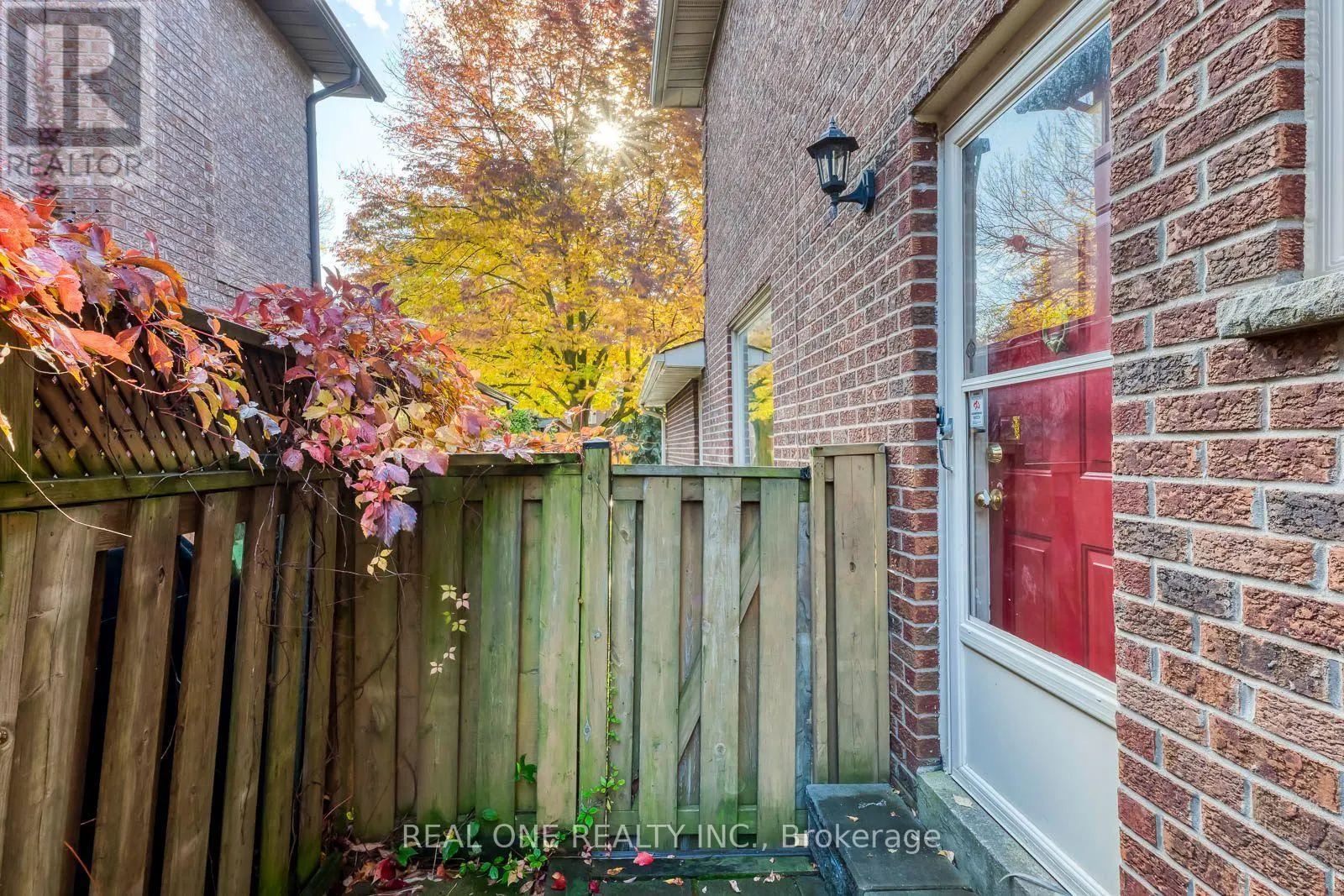 403 PARKRIDGE CRESCENT
