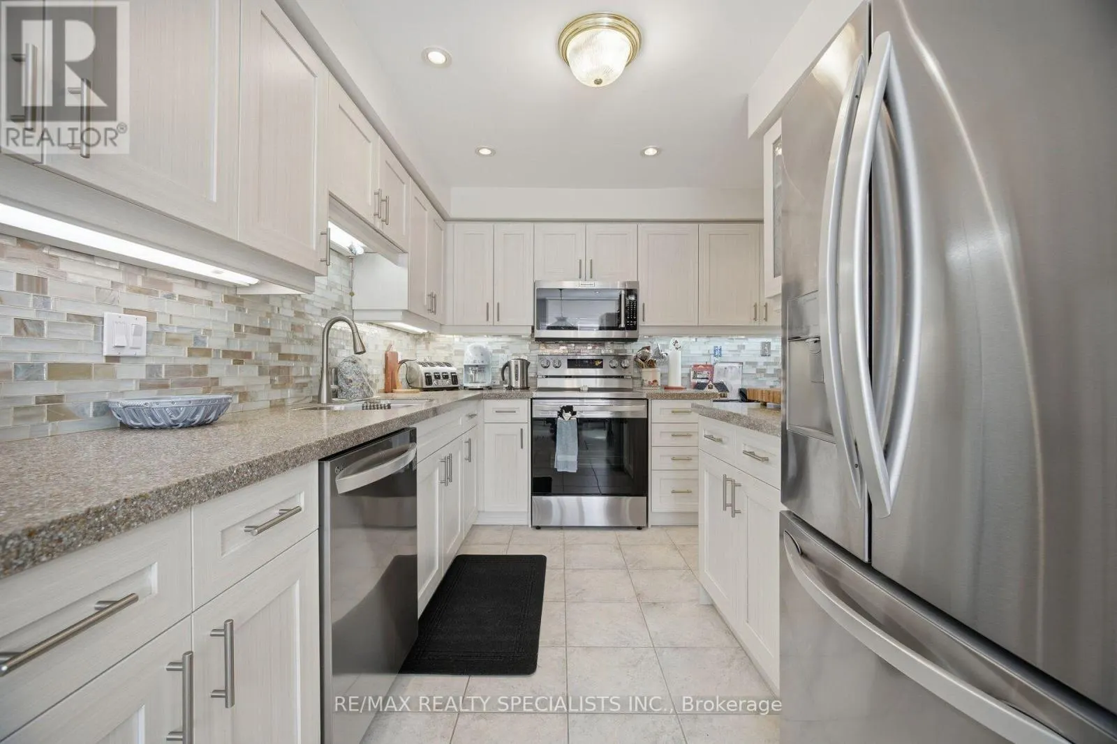 6 - 5490 GLEN ERIN DRIVE