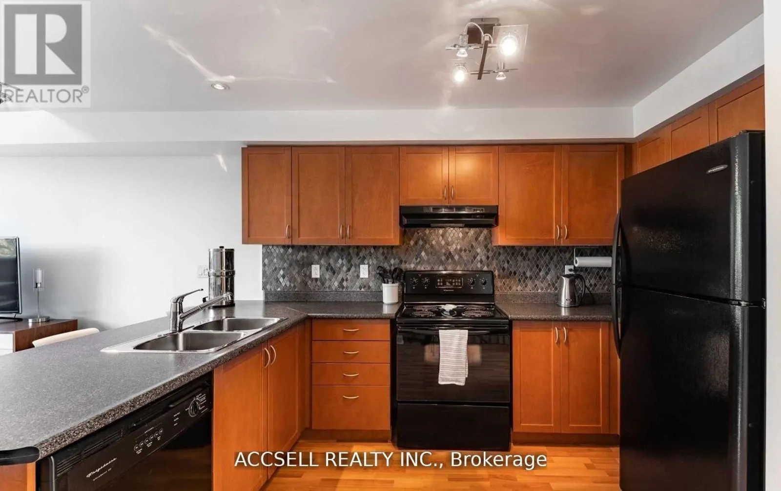 3400 LAKE SHORE BOULEVARD W