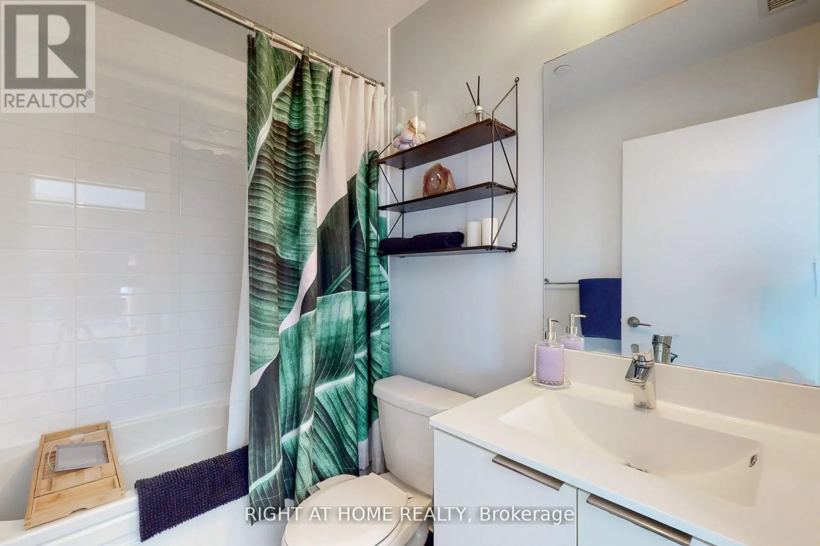 1318 - 30 SHORE BREEZE DRIVE