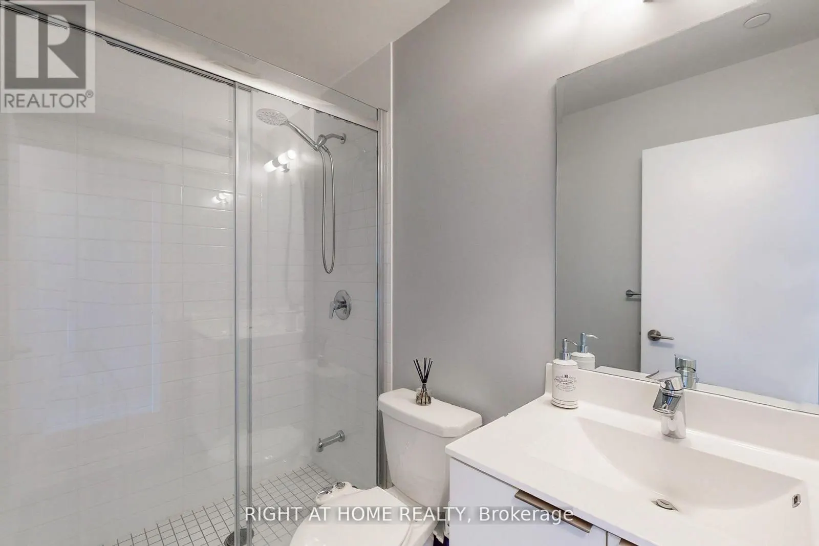 1318 - 30 SHORE BREEZE DRIVE