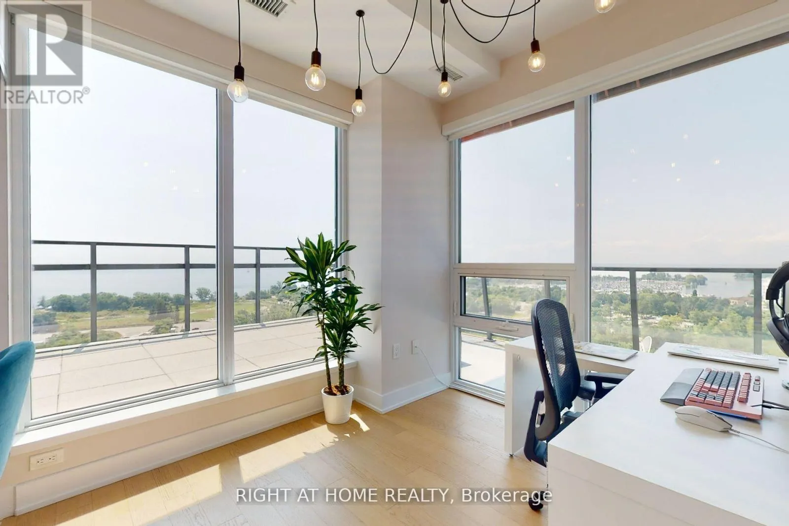1318 - 30 SHORE BREEZE DRIVE