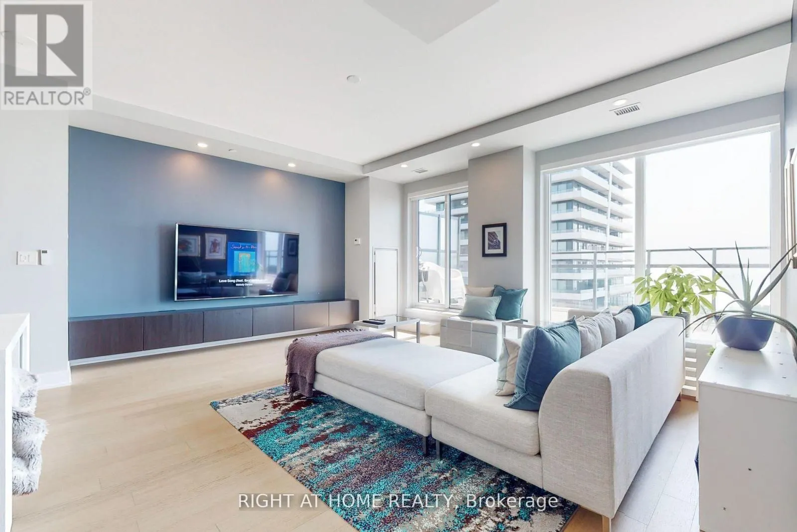 1318 - 30 SHORE BREEZE DRIVE