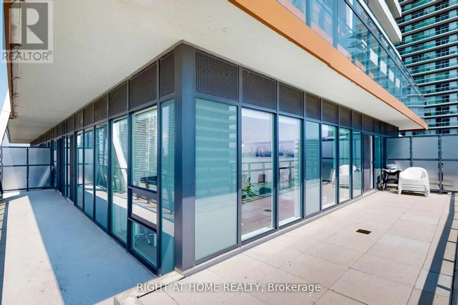 1318 - 30 SHORE BREEZE DRIVE