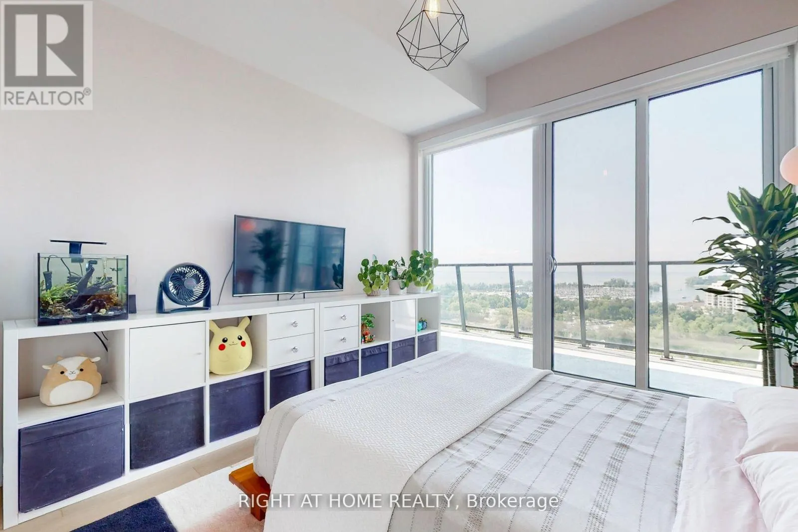 1318 - 30 SHORE BREEZE DRIVE