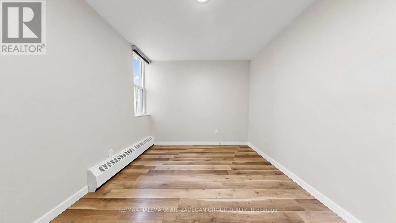 1406 - 975 WARWICK COURT