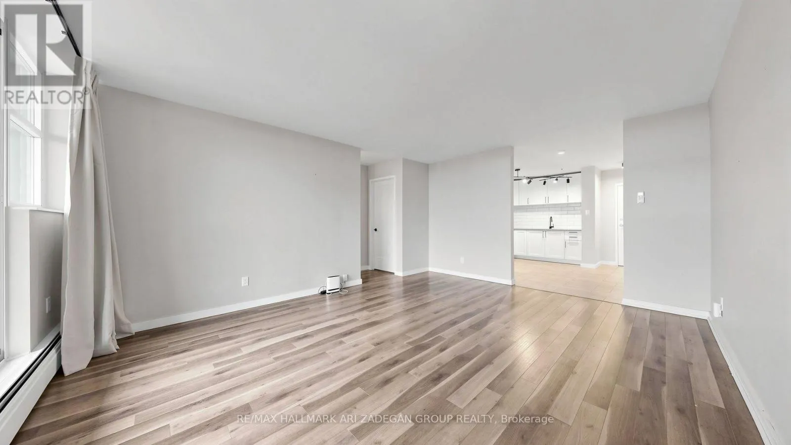 1406 - 975 WARWICK COURT