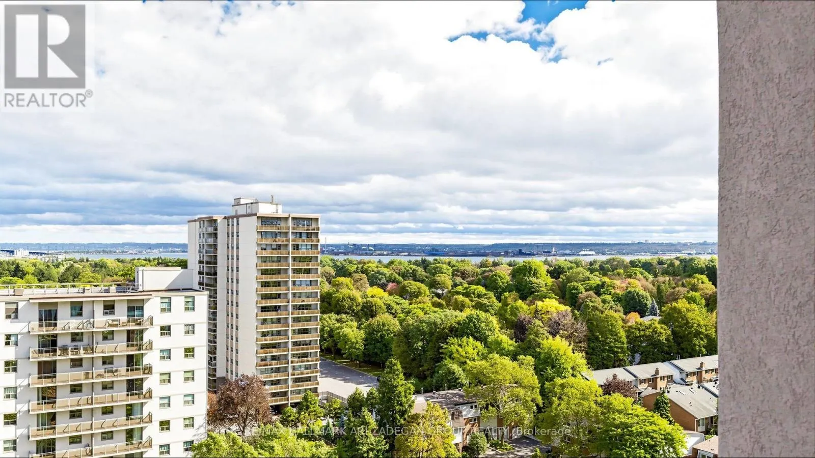 1406 - 975 WARWICK COURT